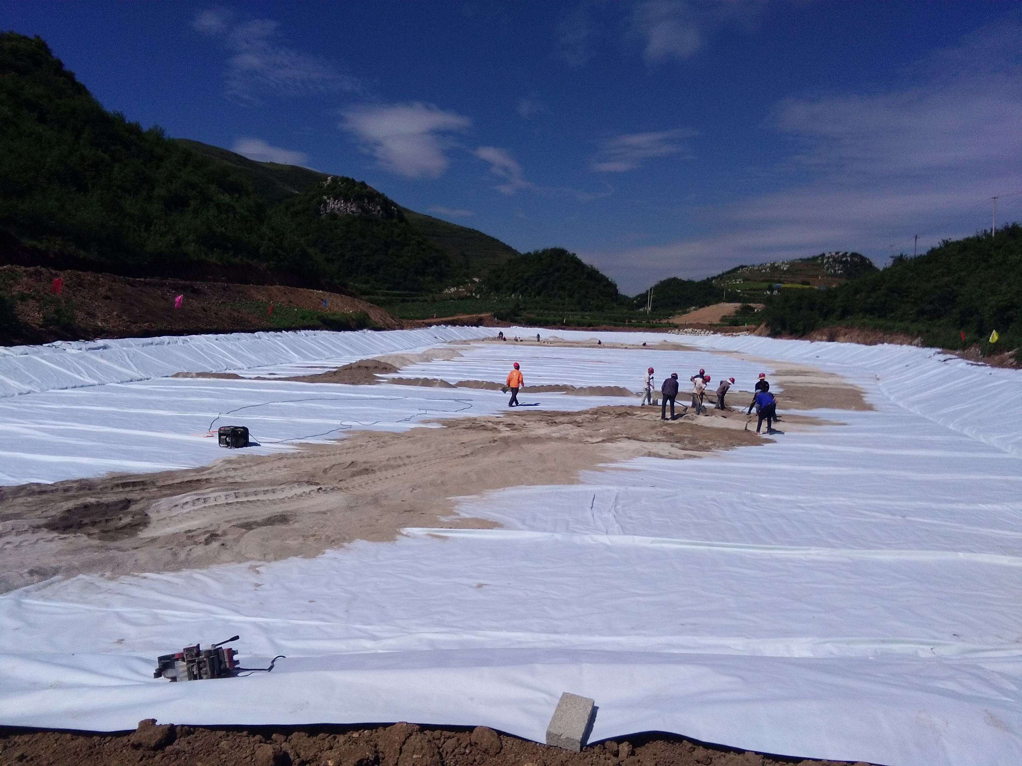 山谷型垃圾填埋場防滲土工膜規(guī)格應(yīng)如何設(shè)計?